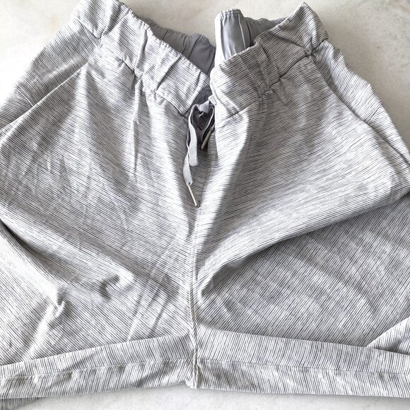 Lululemon On The Fly Pant / pants (size 8) Luxtreme, light grey, striped pattern - Picture 7 of 9